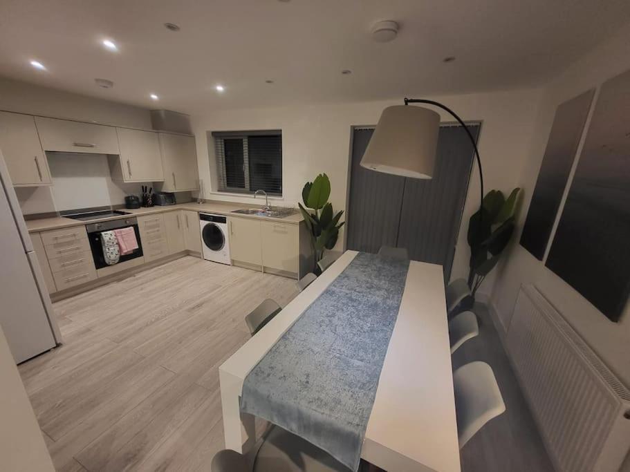 New 4 Bedrm House! Parking. 10Min To City / Etihad Manchester Eksteriør billede