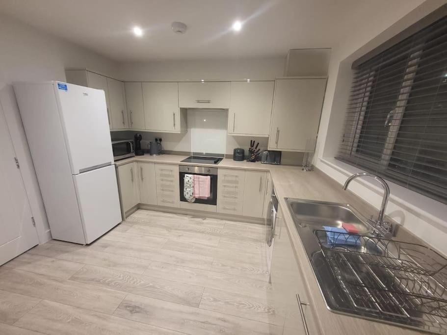 New 4 Bedrm House! Parking. 10Min To City / Etihad Manchester Eksteriør billede
