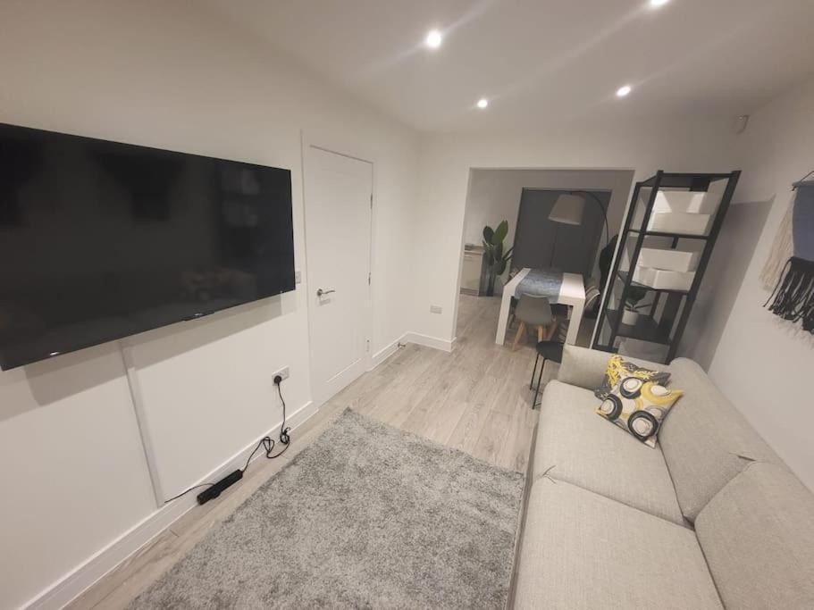 New 4 Bedrm House! Parking. 10Min To City / Etihad Manchester Eksteriør billede