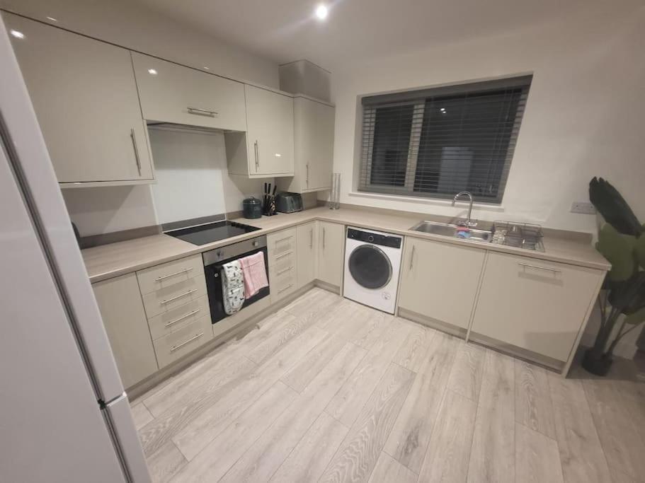 New 4 Bedrm House! Parking. 10Min To City / Etihad Manchester Eksteriør billede