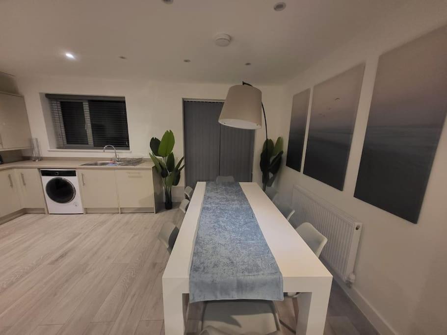 New 4 Bedrm House! Parking. 10Min To City / Etihad Manchester Eksteriør billede